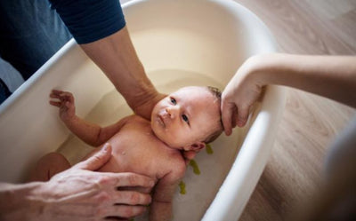 Cómo bañar a tu bebé: Guía práctica para padres primerizos - Infantya